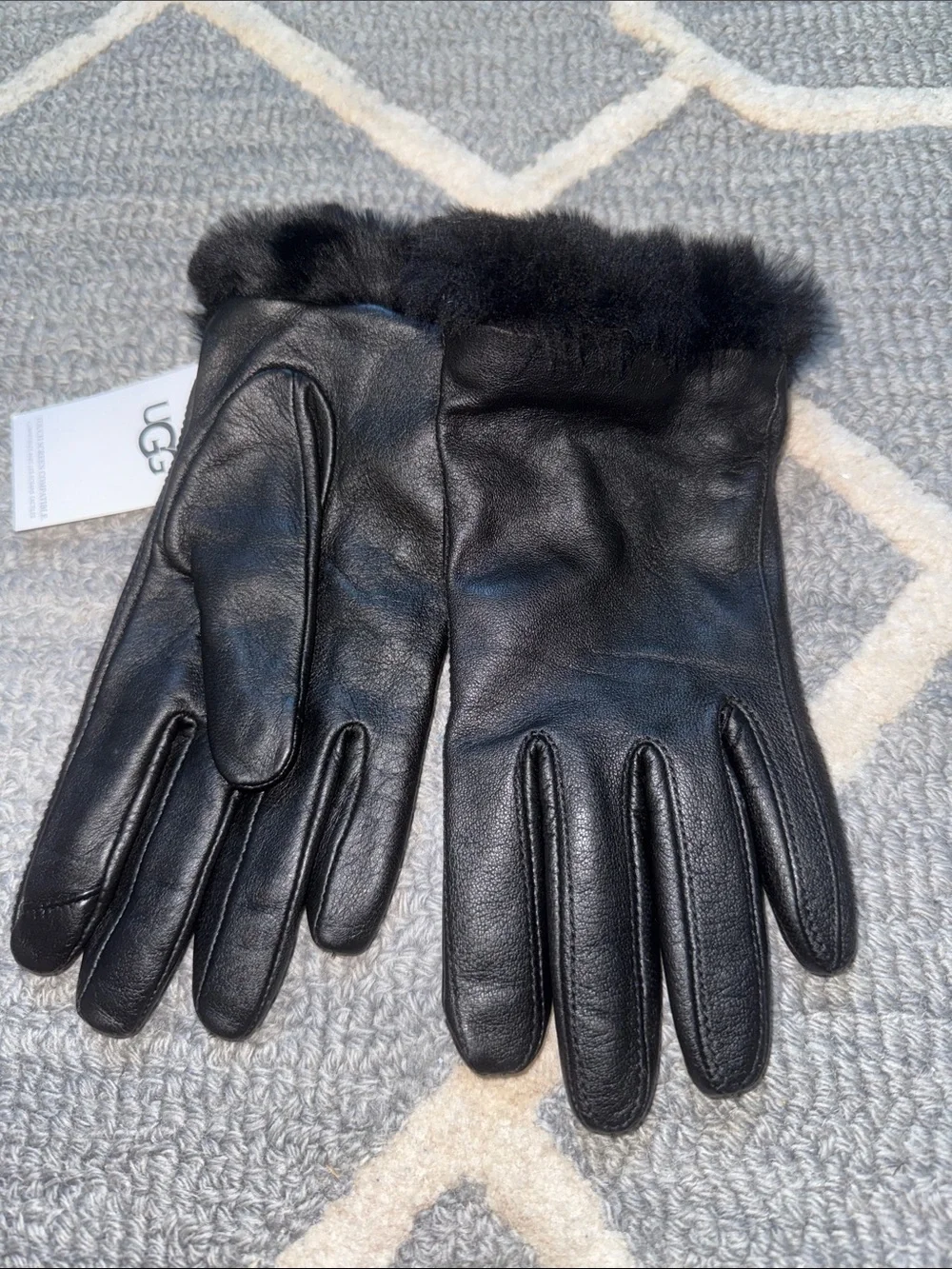 UGG Turn Cuff Leather Sheepskin Touchscreen Gloves Black Medium NWT